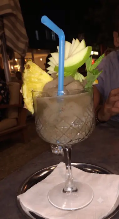 Ananas ve elma süslemeli buzlu imza kokteyl