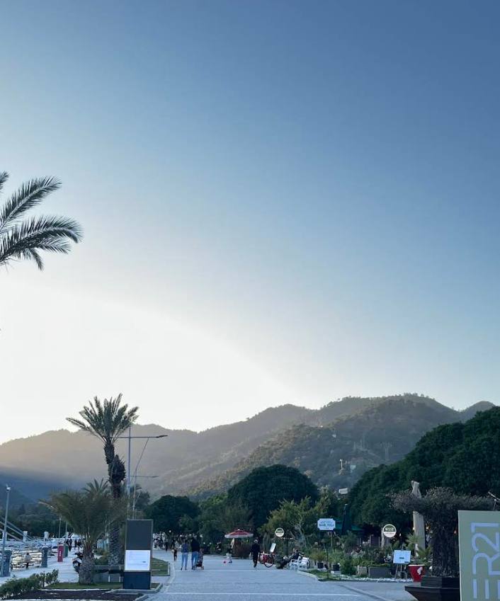 Göcek sahil yürüyüş yolu ve dağ manzarası