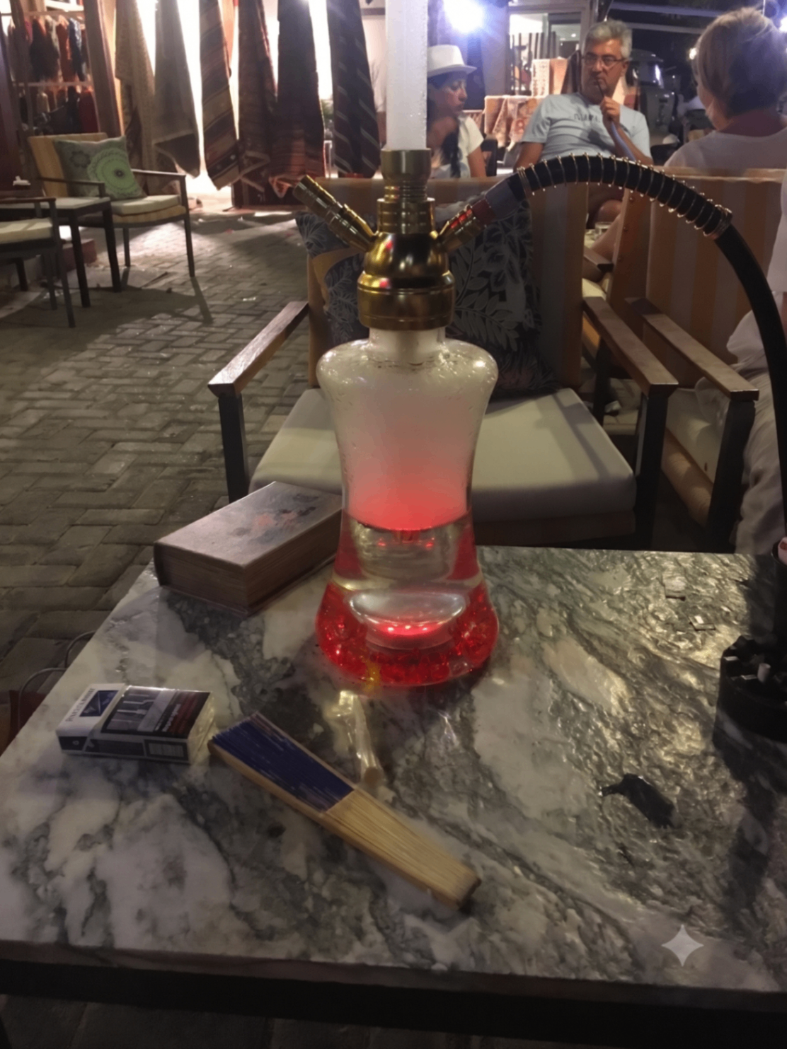 Kırmızı ışıklı camlı nargile gece atmosferinde