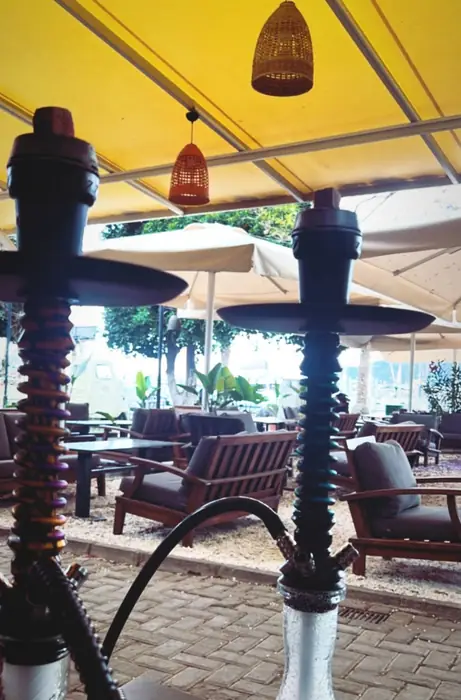 Tente altında nargileler ve bahçe koltukları