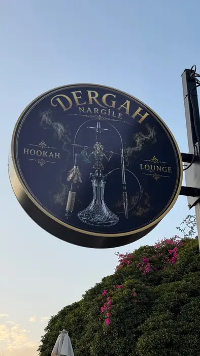Dergah Nargile Hookah Lounge yuvarlak tabelası akşam gökyüzünde