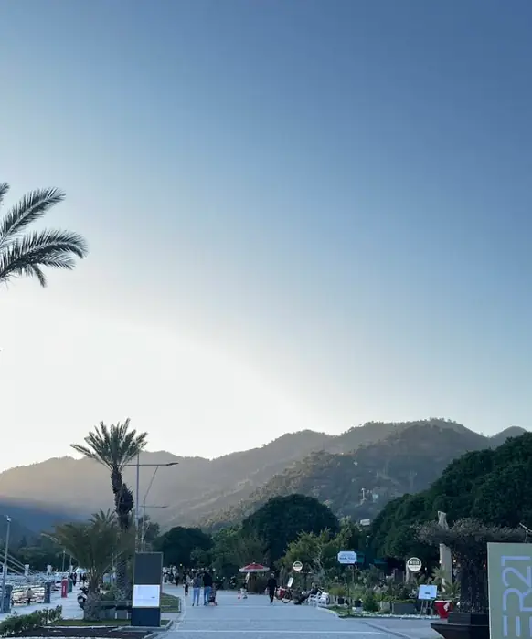 Göcek sahil yürüyüş yolu ve dağ manzarası