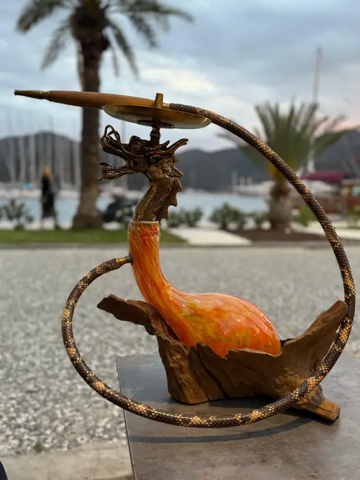 Göcek sahilinde el yapımı ejder başlı nargile
