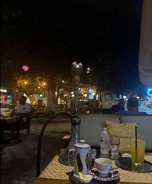 Akşamüstü nargile, çay ve limonata eşliğinde masa