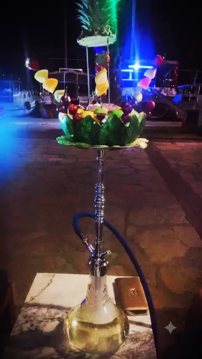 Meyve süslemeli özel nargile marina ışıkları önünde