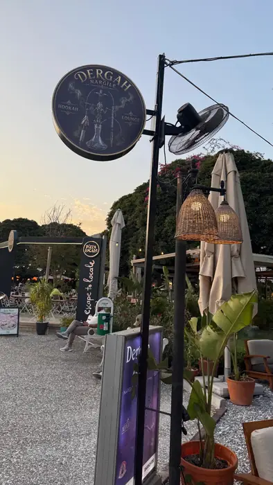 Akşam ışığında Dergah Nargile Hookah Lounge tabelası