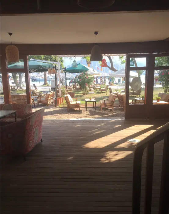 Sabah ışığında marinaya bakan bahçe oturma alanı