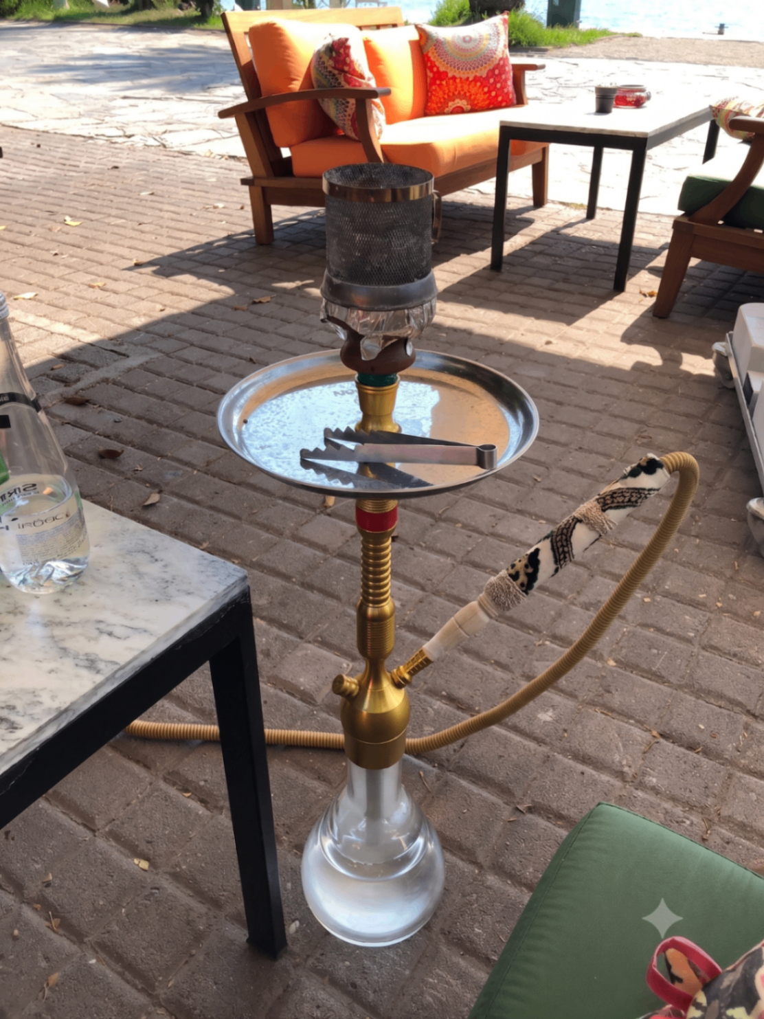 Uzun pirinç nargile ve sahil kenarı oturma alanı