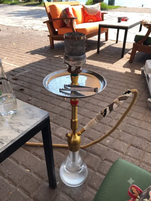 Uzun pirinç nargile ve sahil kenarı oturma alanı