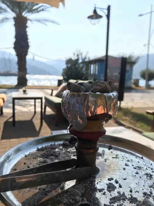 Gündüz sahilde nargile közü ve marina manzarası