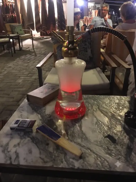 Kırmızı ışıklı camlı nargile gece atmosferinde